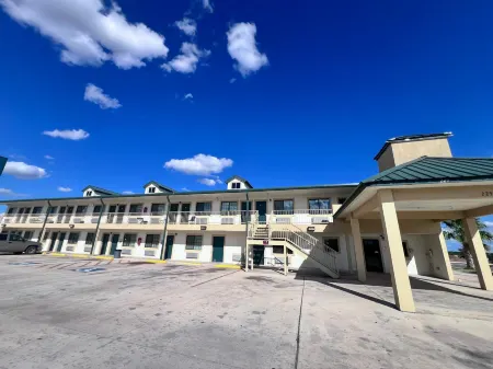 OYO Hotel Pearsall I-35 East
