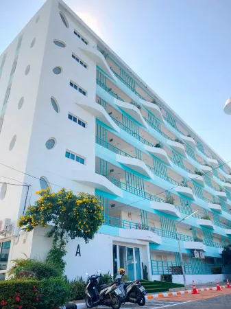 The beach Bangsaen Отели рядом с достопримечательностью «Храм Ада и Рая»