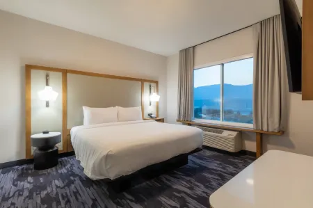 Fairfield Inn & Suites Salmon Arm Отели рядом с достопримечательностью «Салмон Арм Уотерслидс»