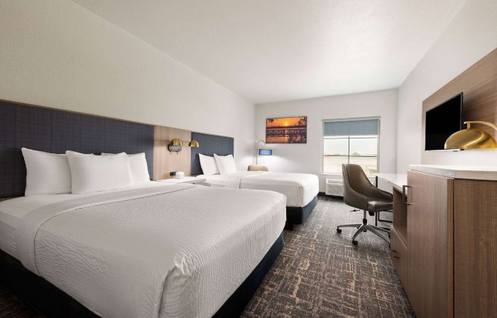 La Quinta Inn & Suites by Wyndham Ft. Worth - Forest Hill TX