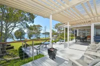 Lake Macquaries' Edgewater Lakehouse at Morisset Memories Hotels in Lake Munmorah