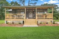 Charming 2-bedroom cottage in lovely Folsom with WiFi, AC and gorgeous views Hotels near St Tammany Parish Fair Grounds