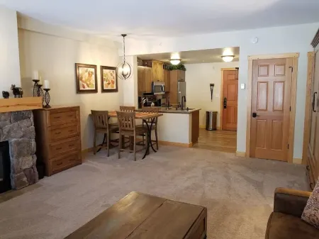 Spacious Deluxe Studio in Center Village, Walk to Lifts, Passage Point 324