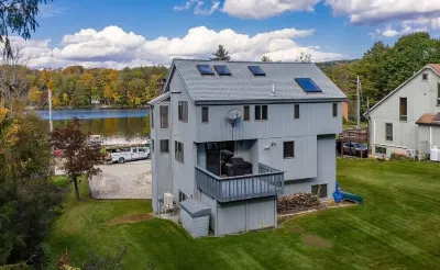 Berkshire Ski House on Lake Garfield w/HT By Great Barrington Hotels near Benedict Pond Loop