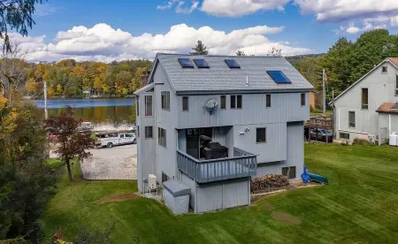 Berkshires Ski House on Lake Garfield w/HT Near Great Barrington Отели рядом с достопримечательностью «Bidwell House Museum»