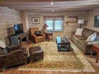 Authentic log cabin nestled in the woods by creek Hotels in Rutherford County