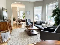 Schlitz Castle: Huge 5BR/4BA Sleeps 12 w/ Double Kitchens & Living Rooms - 방갈로