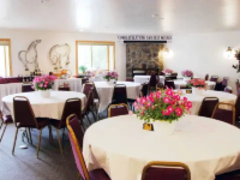 Luxury Condo w/ FREE WiFi, Parking, Heated Pool, Hot Tubs, Skier Shuttles