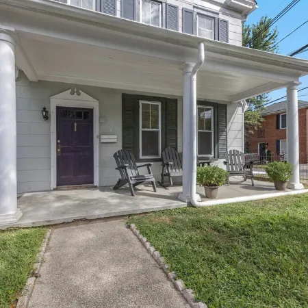 Corner House - Cozy Five Star 2 Bedroom Suite. Downtown and Stadium. Parking!
