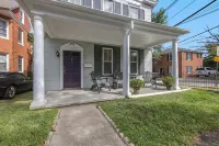 Corner House - Cozy Five Star 2 Bedroom Suite. Downtown and Stadium. Parking!