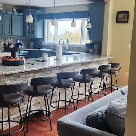 Mountain side house with game room, hot tub, firepit 1 mile from Lambertville Отели в г. Хантердон