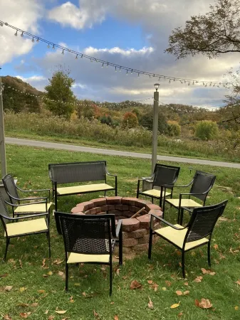 Newly remodeled modern farmhouse in a country setting. Quiet with views Отели в г. Ков Крик