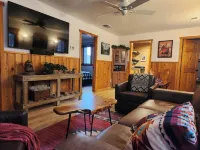 Rancho Relaxo, large fully fenced pet friendly lot. Centrally located