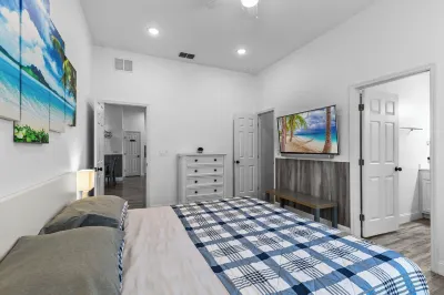 House with Screened Heated Pool year-round with 10 minutes to the Beaches! Hotels near Atlantic Beach