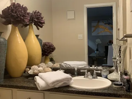 Luxurious High End Split Level Loft Отели рядом с достопримечательностью «Харди Альмон Соссер Комплекс»