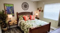 "Casita Playa" Our Super-Cute 1/1 Beach Getaway! 6 min from IRB! Walmart Supercenter附近的飯店