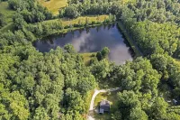 Lakeside, 2-Bedroom Cottage with Fire Pit in Dickson
