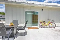 .2 miles to Downtown Rogers on the Railyard bike trail 로저스 호텔