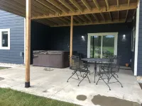 Spacious home with Hot Tub, bikes, fire pit, pool table and more!! فنادق في West Pennington