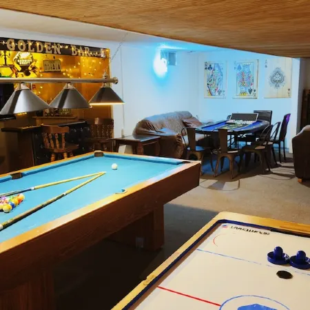 Pocono Escape with huge Pool HOT TUB,GAMEROOM,FIREPIT,near Camelback & Kalahari