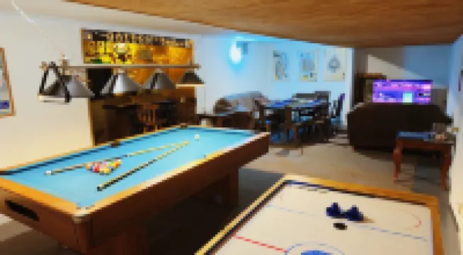 Pocono Escape with huge Pool HOT TUB,GAMEROOM,FIREPIT,near Camelback & Kalahari