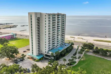Escape to Ocean Club Biloxi: Your Beachside Haven Отели рядом с достопримечательностью «Mississippi Coast Coliseum and Convention Center»