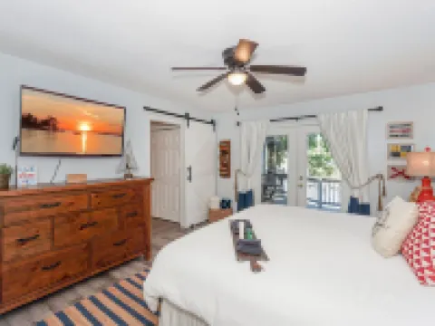 Red Sky Lake House - Tranquility at the lake! Hotels in Eldorado