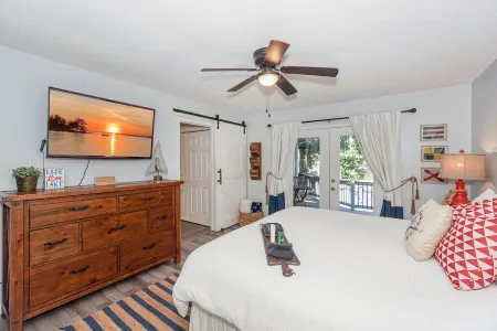 Red Sky Lake House - Tranquility at the lake!