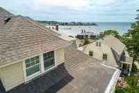 Large Oceanside Apartment. Walk to the beach and many restaurants. Pet Friendly