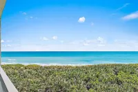 ✨Oceanfront🌊 Breathtaking View🏖️ Central Location📍 Pool🏊‍♂️ Modern Elegance✨