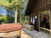 HOT TUB! Nature Delight! 2 Acre Cabin Hot Tub- Creek & Dog Friendly Fast WIFI!