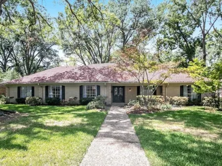 Beautiful Azalea District 2 Masters Отели рядом с достопримечательностью «Тайлер Роуз Гарден»