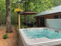 Cozy LOG CABIN in the woods w/hot tub & deck. Near Lake Ouachita & Hot Springs - Chalets