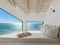 Top Floor Oceanfront Retreat, a Short 3-5 Minute Walk to the Beach 索拉納海灘酒店