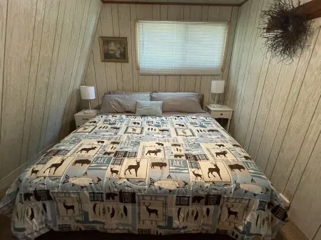 Tranquil 2 Bedroom Getaway on Private Lake