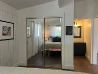 Year Round Beachfront Escape.  Mountain Views, Hot Tub, Dedicated Retreat Room Hotels in Greenbank