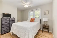 Hampton Home 3 bedroom 2 bath 2 Miles to  beach & Dune rd