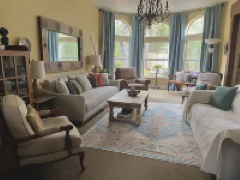 Beautiful, custom, cul-de-sac home located near historic downtown Gilbert.