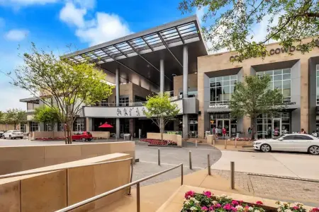 Downtown Frisco Gem Отели рядом с достопримечательностью «Парк Вивиан Старк Мак-Каллум»