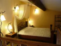 Little paradise, close to Arles, Provence, spacious terrace and pool