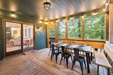 Family Chalet Minutes to Slopes: Hot Tub, Sauna, Gameroom, Adventure Bunkbeds