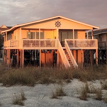 2 Tortugas East -- Oceanfront Duplex by Pier w/King Bed