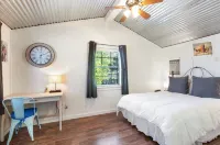 El Castell + El Castellito - on the Llano River (Sleeps 26+)