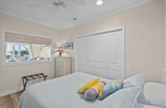 Waterfront Retreat walkable to the best shops, restaurants, & charm of Southport