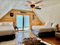 Cozy 3-bedroom cabin - sleeps 10- HOT TUB- river view