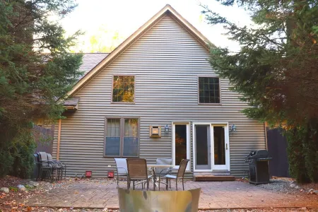 Bear Den - scenic Adirondack cabin escape + lake access