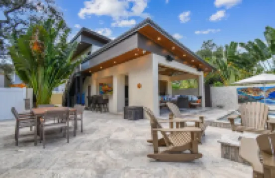 Modern Pool House Oasis