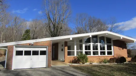 2 miles from NB State Park, James River,  hiking trails and trout fishing! Отели рядом с достопримечательностью «Парк Вирджиния Сафари»