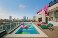 Moxy Mumbai Andheri West - Rooftop Pools