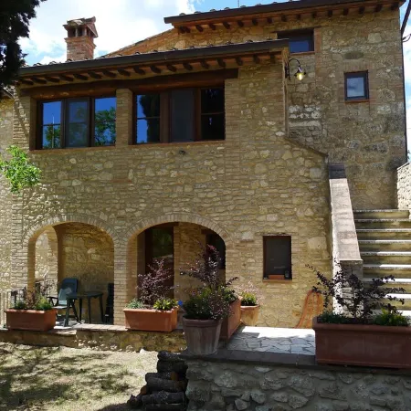 Casa di charme in a casolare di pietra con giardino privato